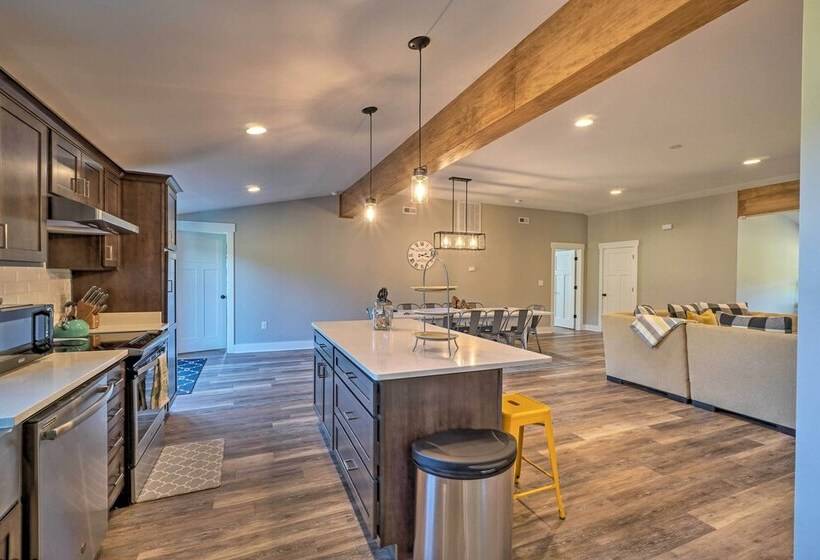 Scenic Home On 20 Acre Farm: Families Welcome