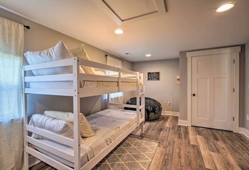 Scenic Home On 20 Acre Farm: Families Welcome