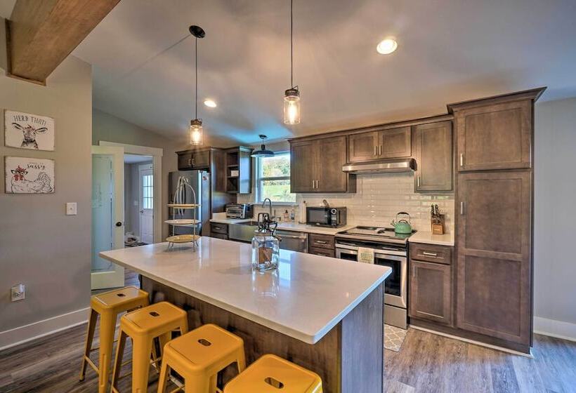 Scenic Home On 20 Acre Farm: Families Welcome