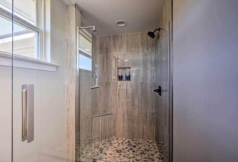 Scenic Home On 20 Acre Farm: Families Welcome