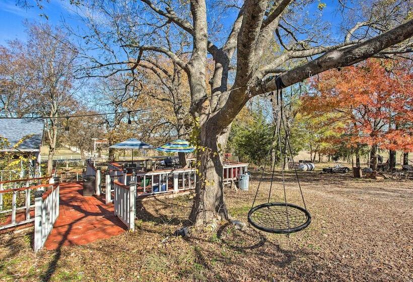 Deck, Grill & Yard: Pet Friendly Van Alstyne Gem!