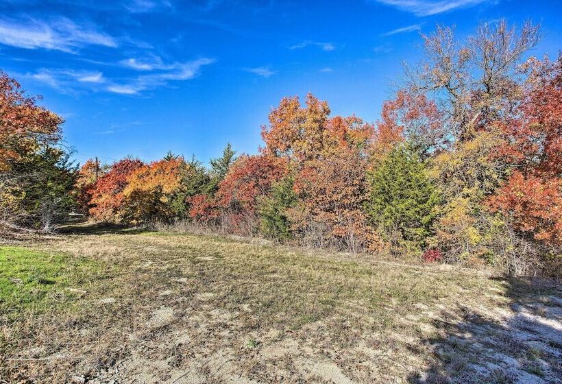 Deck, Grill & Yard: Pet Friendly Van Alstyne Gem!