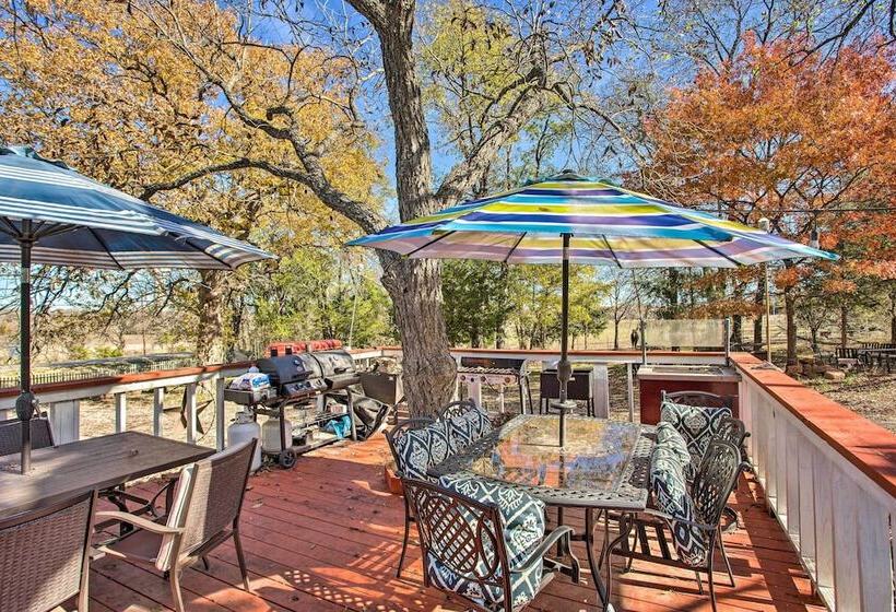 Deck, Grill & Yard: Pet Friendly Van Alstyne Gem!