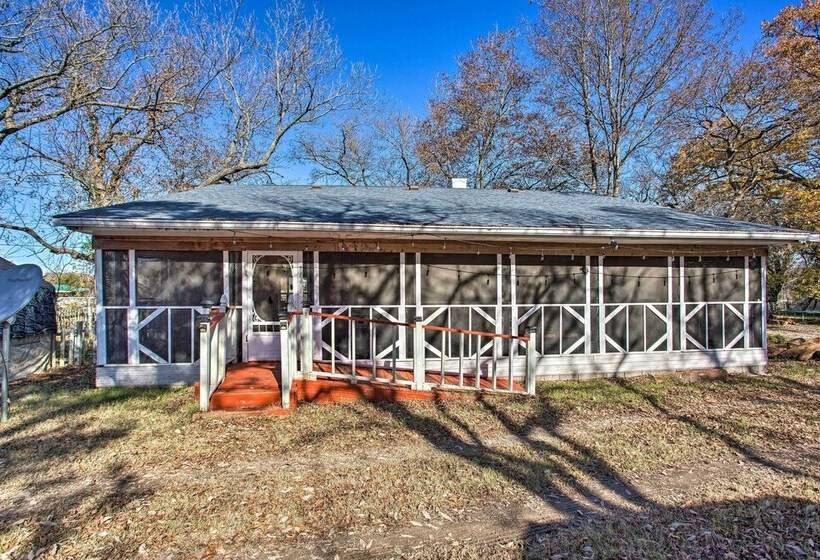 Deck, Grill & Yard: Pet Friendly Van Alstyne Gem!