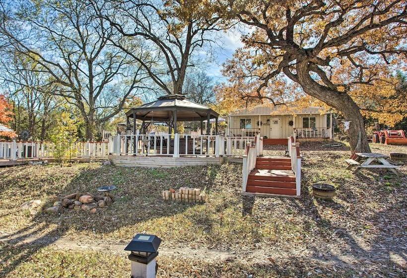 Deck, Grill & Yard: Pet Friendly Van Alstyne Gem!