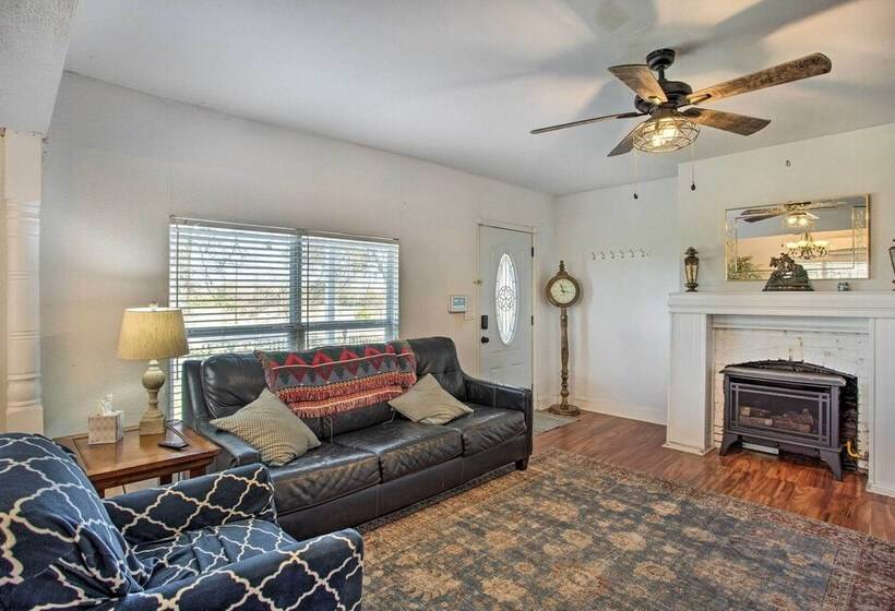 Deck, Grill & Yard: Pet Friendly Van Alstyne Gem!