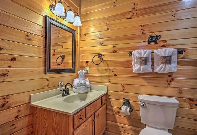 Sevierville Cabin W/ Furnished Deck & Balcony