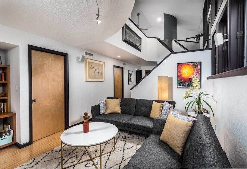 Sleek Sedona Abode W/ Hot Tub + Outdoor Hangout!