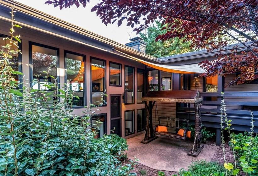 Sleek Sedona Abode W/ Hot Tub + Outdoor Hangout!