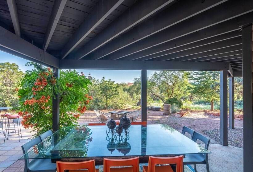 Sleek Sedona Abode W/ Hot Tub + Outdoor Hangout!