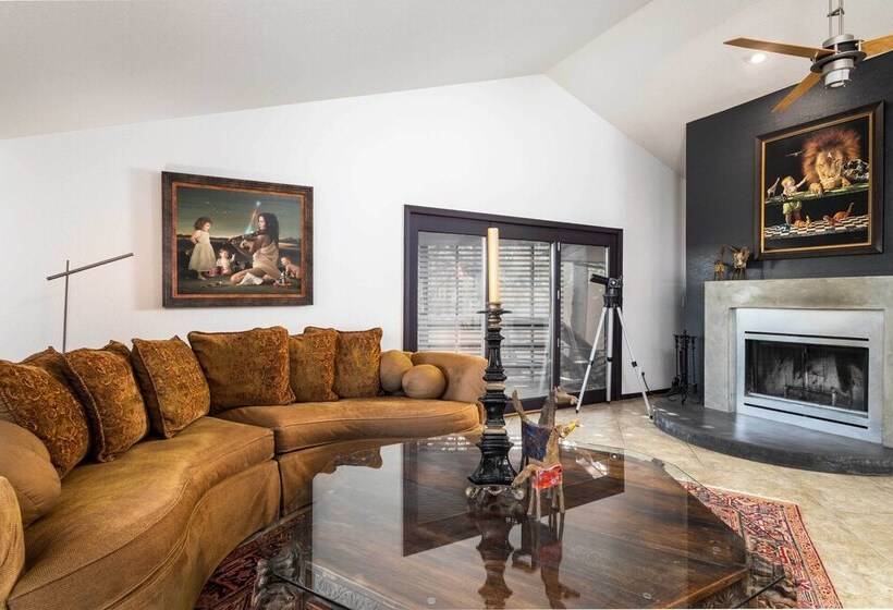 Sleek Sedona Abode W/ Hot Tub + Outdoor Hangout!