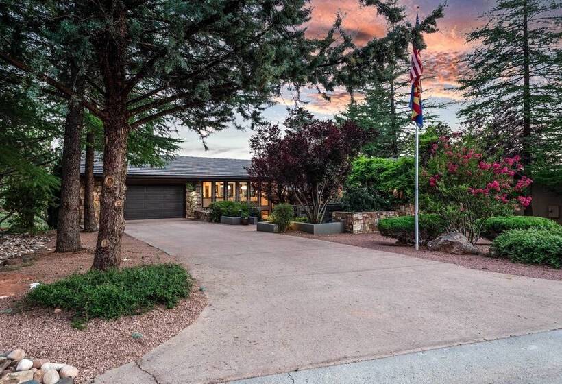Sleek Sedona Abode W/ Hot Tub + Outdoor Hangout!