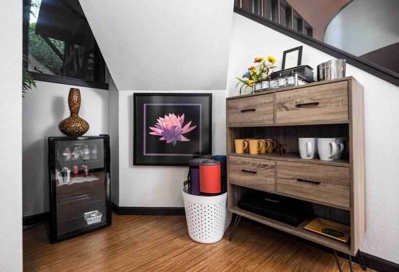 Sleek Sedona Abode W/ Hot Tub + Outdoor Hangout!