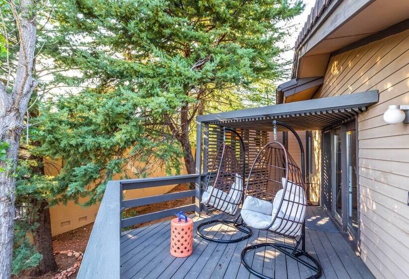 Sleek Sedona Abode W/ Hot Tub + Outdoor Hangout!