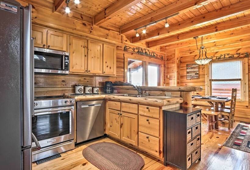 Smoky Mtn Family Cabin W/ Mtn Views, Deck & Grill!