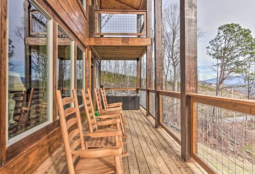 Smoky Mountain Hideaway W/ Hot Tub, Deck & Views!
