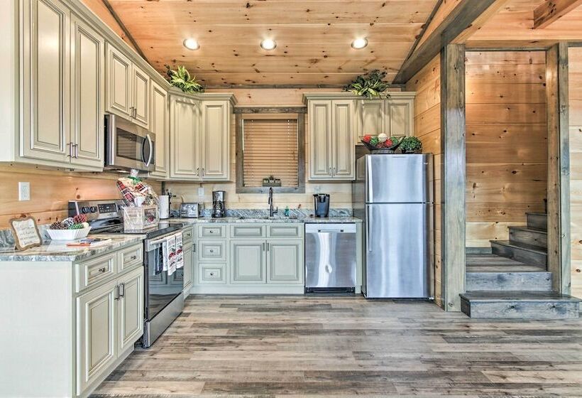 Smoky Mountain Hideaway W/ Hot Tub, Deck & Views!