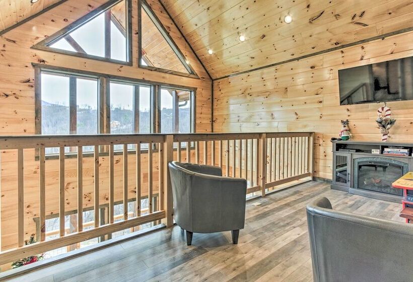 Smoky Mountain Hideaway W/ Hot Tub, Deck & Views!
