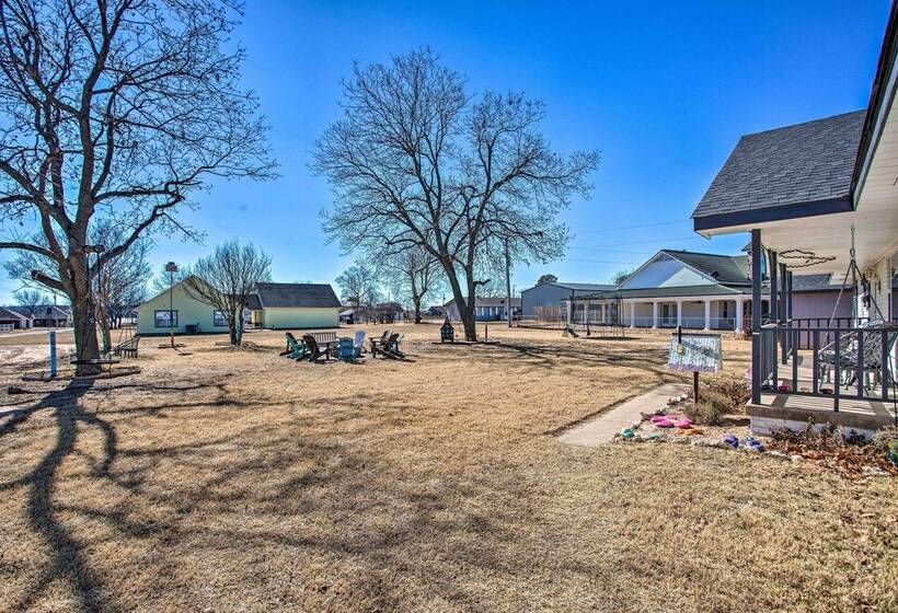 Walk To Lake Texoma: Family Friendly Retreat!