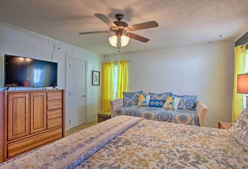 Walk To Lake Texoma: Family Friendly Retreat!