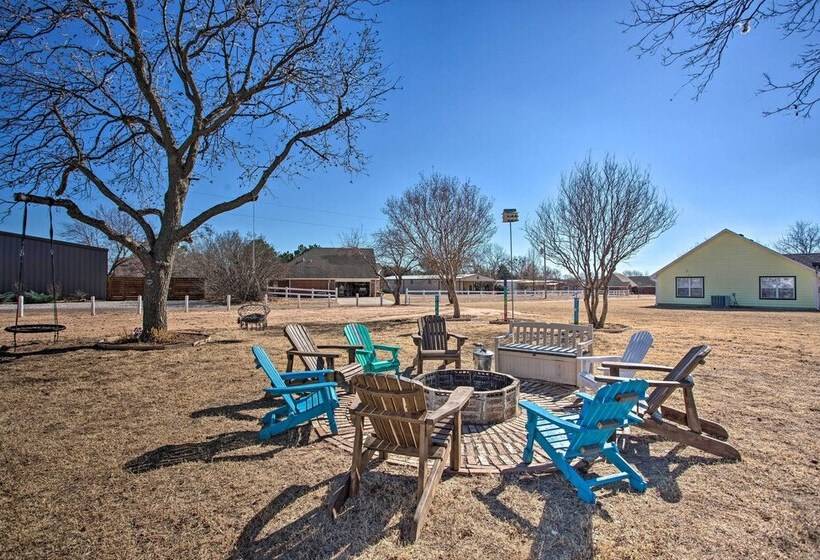Walk To Lake Texoma: Family Friendly Retreat!