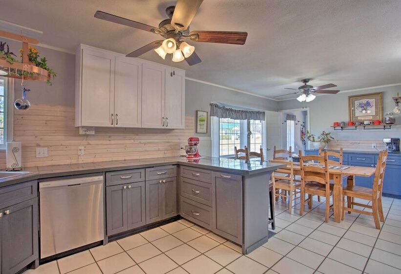 Walk To Lake Texoma: Family Friendly Retreat!