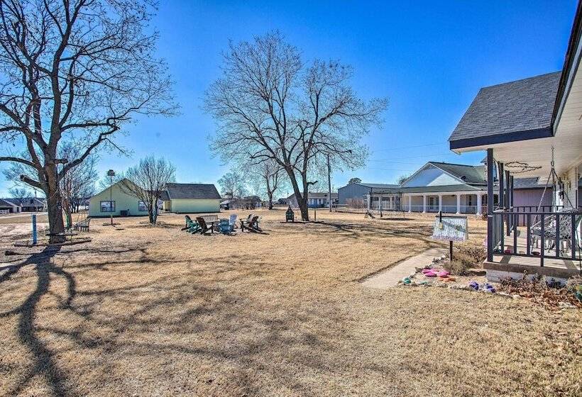 Walk To Lake Texoma: Family Friendly Retreat!