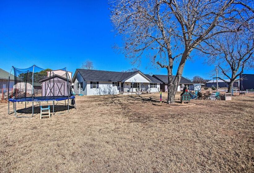 Walk To Lake Texoma: Family Friendly Retreat!