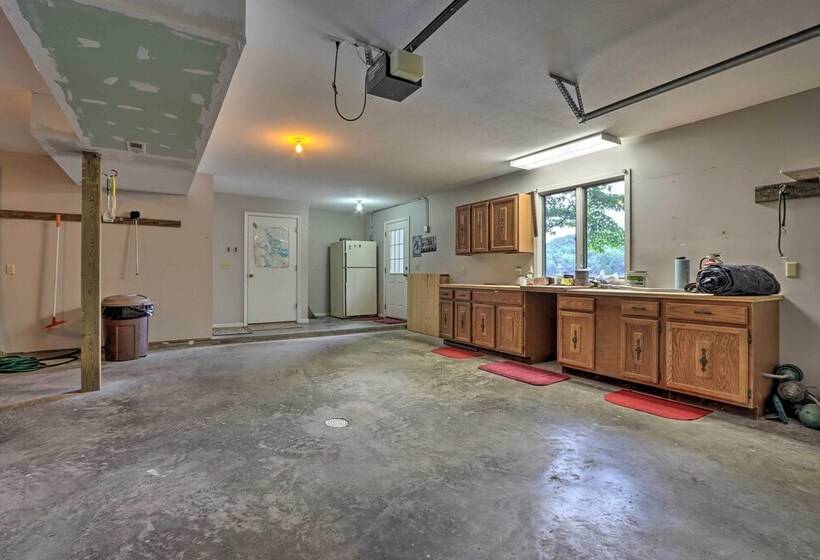 Lakefront Haven: Family Friendly Sunrise Beach Gem