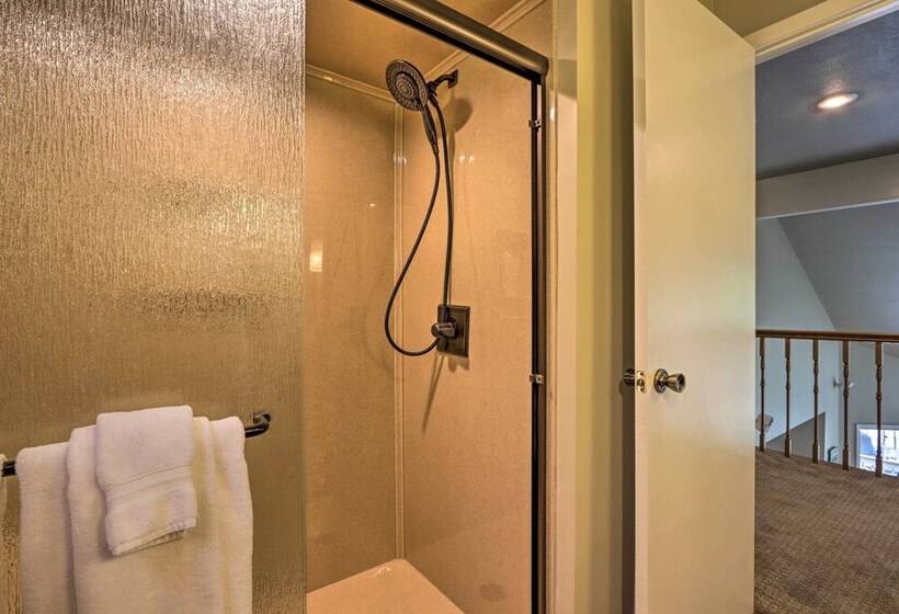 Lakefront Haven: Family Friendly Sunrise Beach Gem