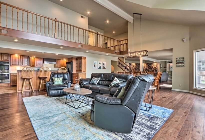 Lakefront Haven: Family Friendly Sunrise Beach Gem