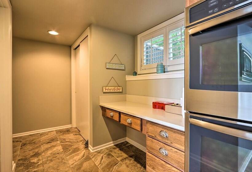 Lakefront Haven: Family Friendly Sunrise Beach Gem