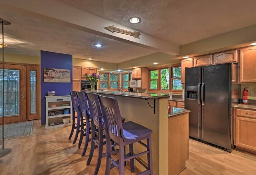 Spacious Lakehouse W/ Deck, Kayaks, & Dock!