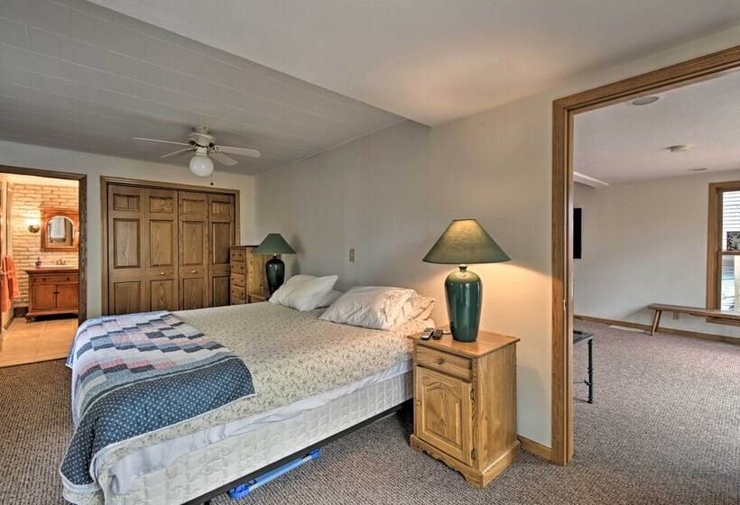 Spacious Lakehouse W/ Deck, Kayaks, & Dock!