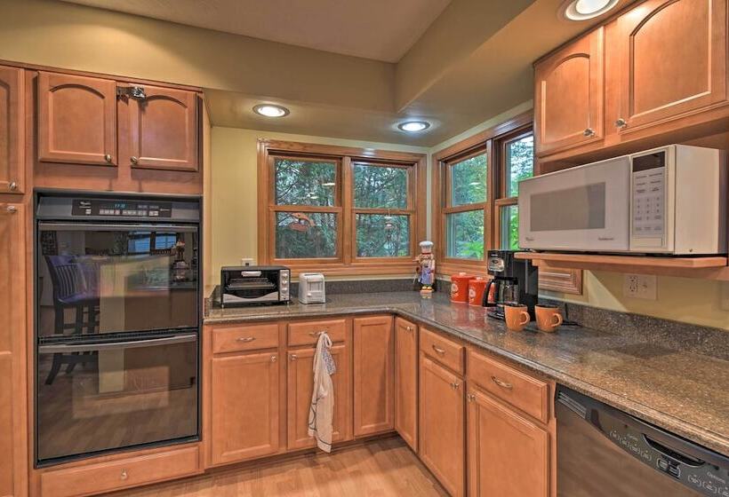 Spacious Lakehouse W/ Deck, Kayaks, & Dock!