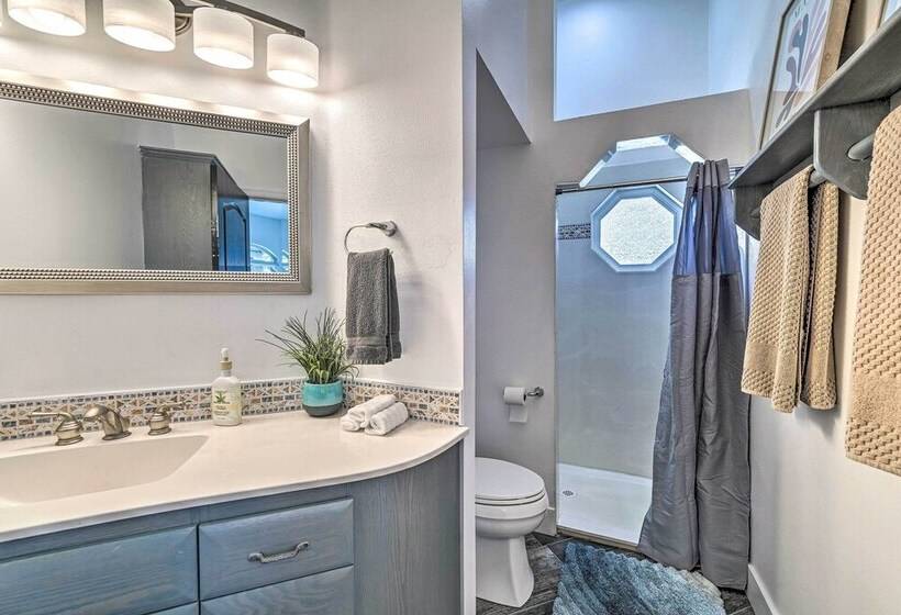 Spacious Parker House On The Colorado River!