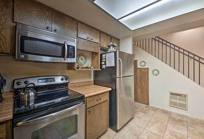 Spacious Cabin W/ Deck: 7 Mi To Show Low!