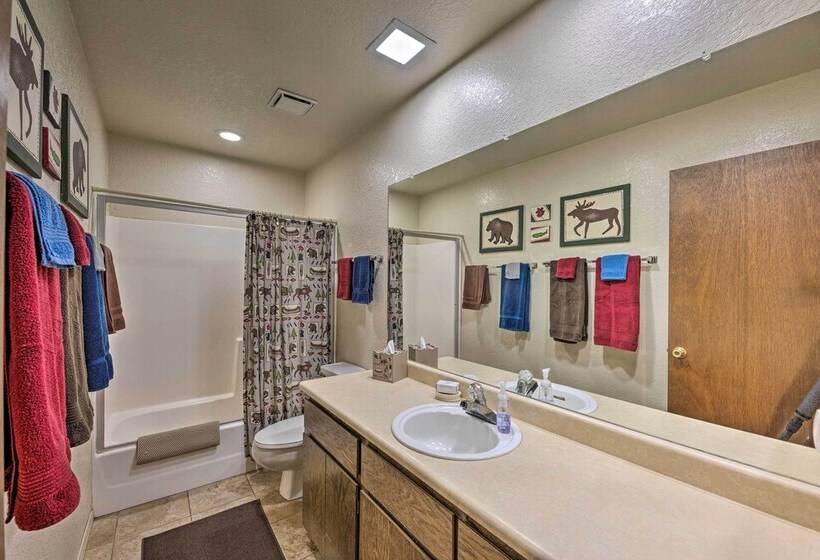 Spacious Cabin W/ Deck: 7 Mi To Show Low!