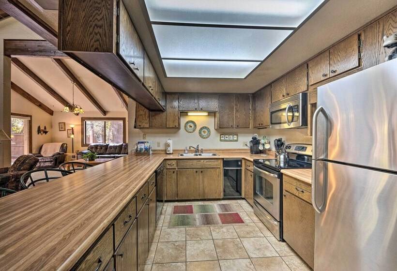 Spacious Cabin W/ Deck: 7 Mi To Show Low!