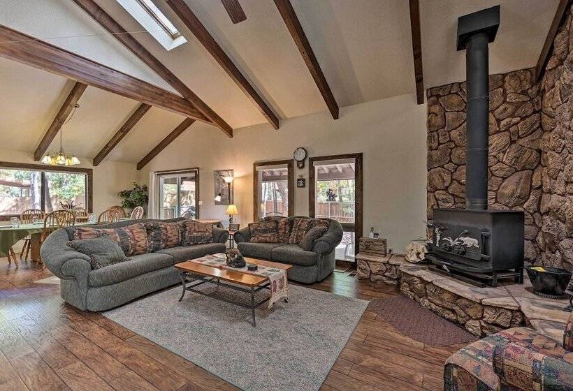 Spacious Cabin W/ Deck: 7 Mi To Show Low!