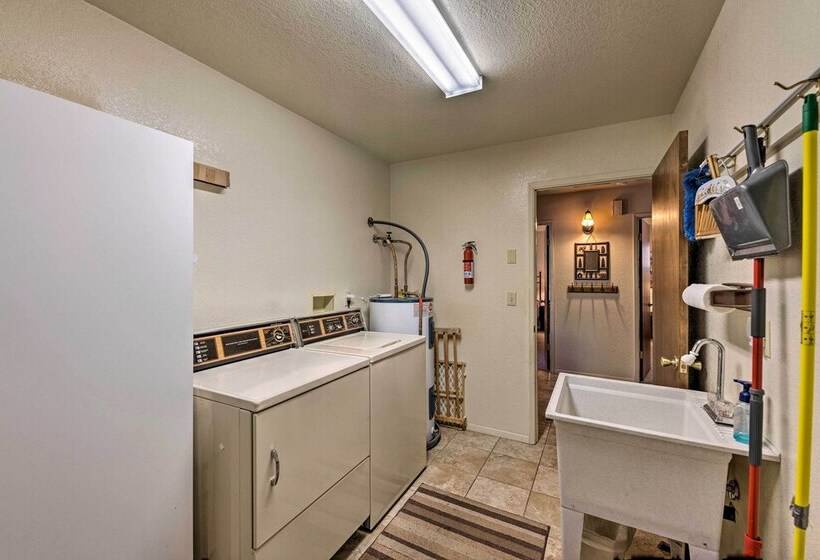 Spacious Cabin W/ Deck: 7 Mi To Show Low!