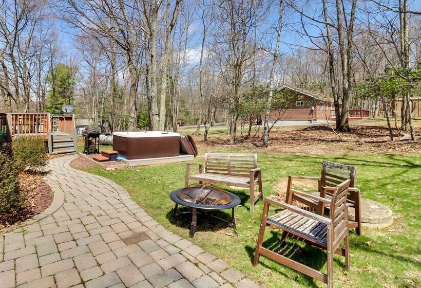 Hot Tub, Game Room & Fire Pit: Poconos Retreat