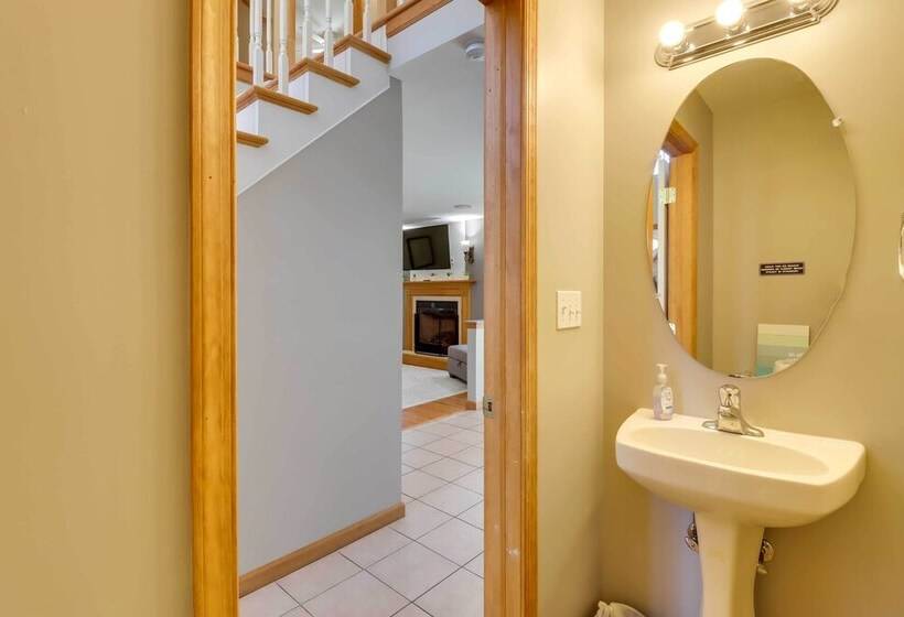 Hot Tub, Game Room & Fire Pit: Poconos Retreat