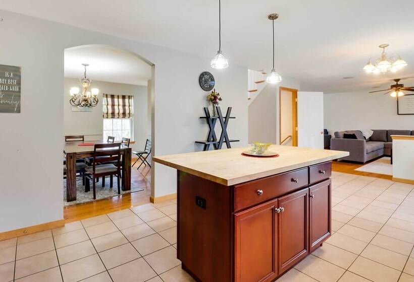 Hot Tub, Game Room & Fire Pit: Poconos Retreat