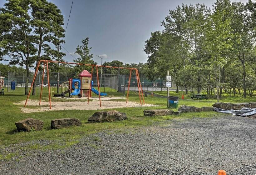 Hot Tub, Game Room & Fire Pit: Poconos Retreat