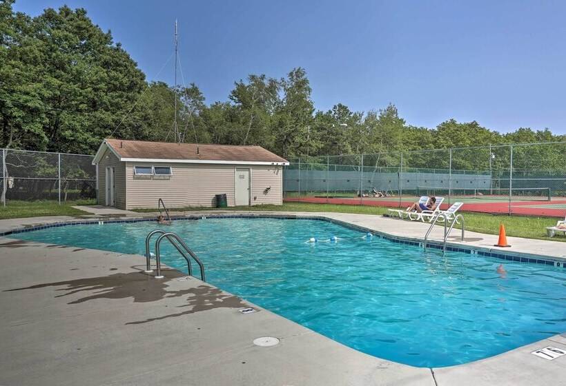 Hot Tub, Game Room & Fire Pit: Poconos Retreat