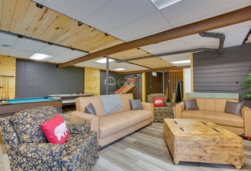 Spacious Wellston Home Near Hiking & Skiing!