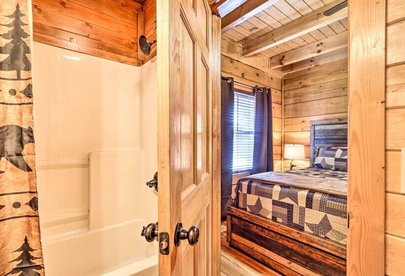 Star Lite  Cabin: Hot Tub, Deck & Pool Table