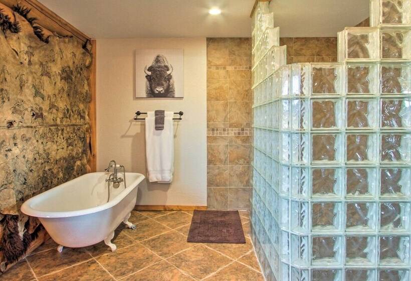Stunning Mountain View Ranch On 132 Acres!
