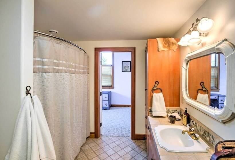 Stunning Silesia Home, Horse Boarding + River View